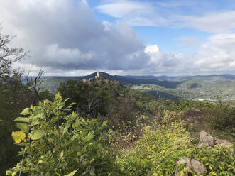 Wolken über der Landschaft des Pfälzerwaldes mit der Burg Trifels im fernen Hintergrund - GWF06779