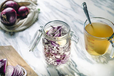 Zubereitung von eingelegten Zwiebeln mit Knoblauch und Apfelwein - IPF00558