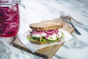 Sandwich with pickled onions, cucumbers, creamed goat cheese and lettuce - IPF00562