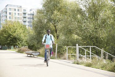 Man commuting on bicycle in city - PMF01513