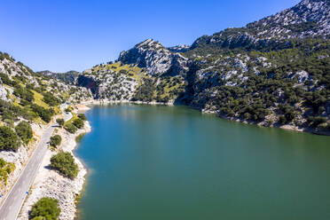 Spanien, Balearische Inseln, Blick aus dem Hubschrauber auf den Stausee Gorg Blau im Sommer - AMF08637