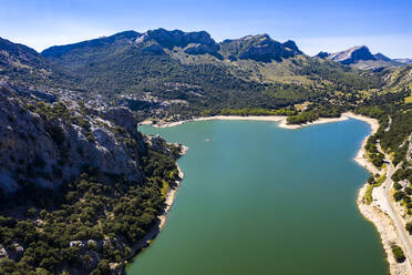 Spanien, Balearische Inseln, Blick aus dem Hubschrauber auf den Stausee Gorg Blau im Sommer - AMF08639