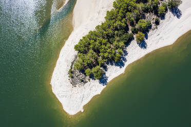 Spanien, Balearische Inseln, Blick aus dem Hubschrauber auf den Sandstrand des Stausees Gorg Blau im Sommer - AMF08640