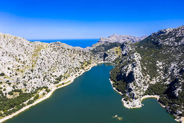 Spanien, Balearische Inseln, Blick aus dem Hubschrauber auf den Stausee Gorg Blau im Sommer - AMF08641