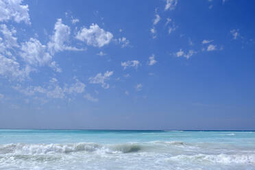 Blick auf die Wellen am Strand gegen den blauen Himmel an einem sonnigen Tag - LBF03256