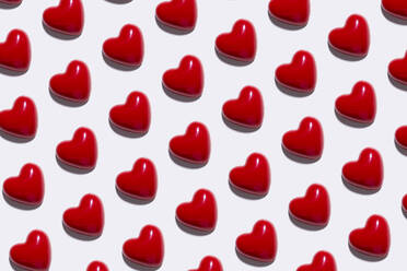 Muster aus roten Herzen auf weißem Hintergrund - GEMF04360