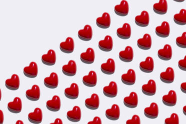 Muster aus roten Herzen auf weißem Hintergrund - GEMF04361