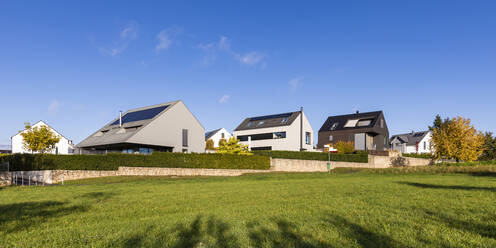 Deutschland, Baden-Württemberg, Ostfildern, Energieeffiziente Häuser in einem modernen Vorort - WDF06386