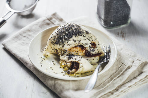 Süßer Germknödel mit Mohn und Pflaumenmarmelade - IPF00565