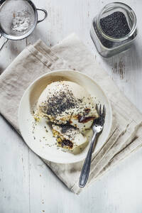 Süßer Germknödel mit Mohn und Pflaumenmarmelade - IPF00566