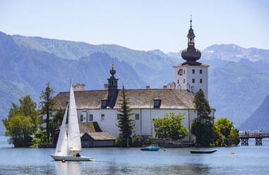 Segelboot im See bei Schloss Ort, Salzkammergut, Gmunden, Traunsee, Oberösterreich, Österreich - WWF05654