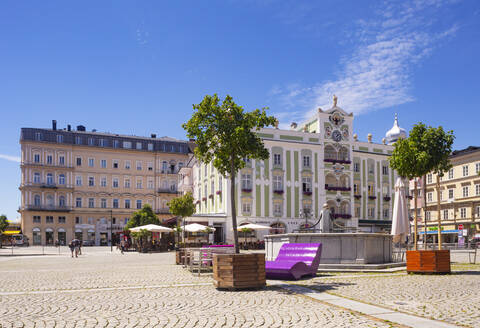 Rathaus mit Keramikglockenspiel am Stadtplatz vor blauem Himmel, Gmunden, Salzkammergut, Oberösterreich, Österreich - WWF05656