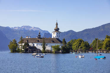 Bootsfahrt auf dem Traunsee bei Schloss Ort gegen den Himmel, Gmunden, Salzkammergut, Oberösterreich, Österreich - WWF05658