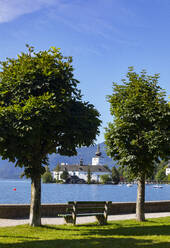 Schloss Ort durch Bäume auf Esplanade gegen Himmel gesehen, Gmunden, Salzkammergut, Oberösterreich, Österreich - WWF05660