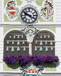 Blumen und Glocken mit Uhr am Rathaus, Gmunden, Salzkammergut, Oberösterreich, Österreich - WWF05663