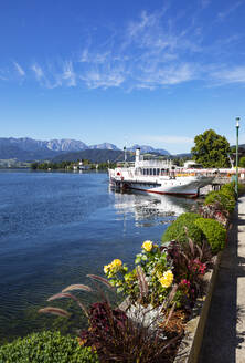 Historischer Raddampfer Gisela auf Uferpromenade gegen blauen Himmel, Gmunden, Salzkammergut, Traunsee, Oberösterreich, Österreich - WWF05664