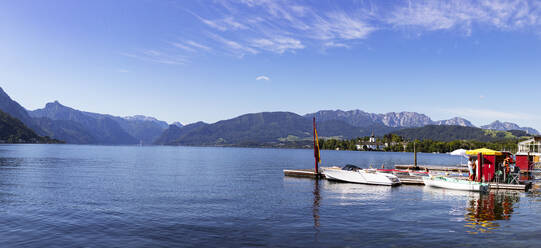 Panoramablick auf Schloss Ort von der Uferpromenade, Gmunden, Salzkammergut, Traunsee, Oberösterreich, Österreich - WWF05666