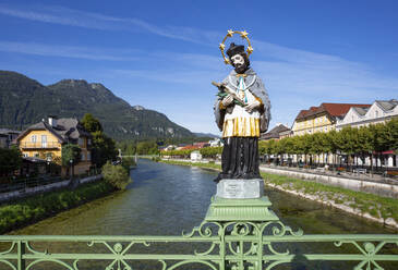 Der Heilige Johannes von Nepomuk an der Elisabethbrücke über die Traun vor blauem Himmel, Salzkammergut, Bad Ischl, Oberösterreich, Österreich - WWF05675