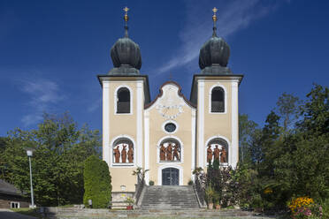 Kalvarienbergkirche gegen blauen Himmel an einem sonnigen Tag, Salzkammergut, Bad Ischl, Oberösterreich, Österreich - WWF05676