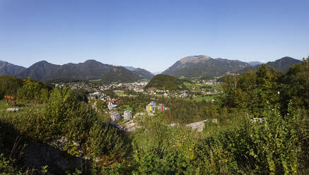 Stadt von der Burgruine Wildenstein gegen blauen Himmel an einem sonnigen Tag, Salzkammergut, Bad Ischl, Oberösterreich, Österreich - WWF05680