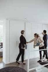 Immobilienmakler zeigt Männern und Frauen Eigentum am neuen Haus - MASF20392