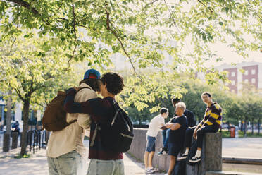 Rückansicht der im Park klatschenden männlichen Freunde - MASF20799