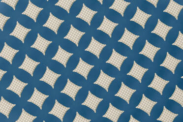 Muster aus weiß karierten Kissen auf blauem Hintergrund - GCAF00001