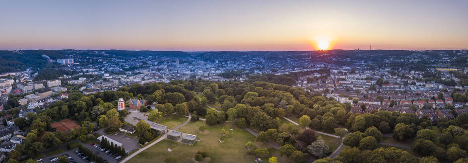 Deutschland, Nordrhein-Westfalen, Wuppertal, Luftpanorama des Hardt-Parks bei Sonnenuntergang - SKAF00147