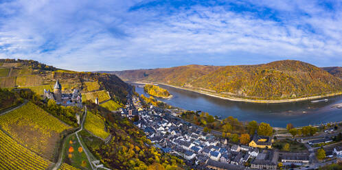 Deutschland, Rheinland-Pfalz, Bacharach, Drohnenansicht der Stadt im Oberen Mittelrheintal im Herbst - AMF08644