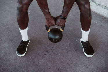 Male athlete holding kettle bell - EBBF01334