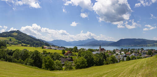 Austria, Upper Austria, Weyregg am Attersee, Panorama of rural town on shore of Lake Atter in summer - WWF05681