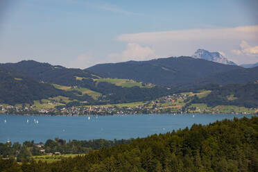 Österreich, Oberösterreich, Weyregg am Attersee, Attersee und Seeuferort im Sommer - WWF05683