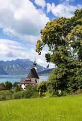 Austria, Upper Austria, Steinbach am Attersee, Rural town on shore of Lake Atter in summer - WWF05685