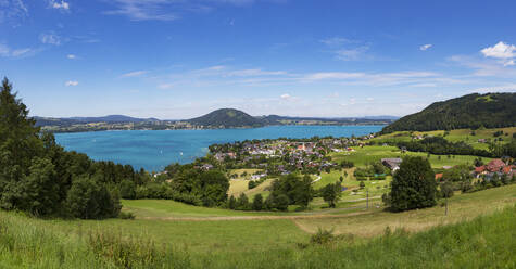 Austria, Upper Austria, Weyregg am Attersee, Panorama of rural town on shore of Lake Atter in summer - WWF05687