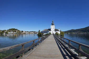 Österreich, Oberösterreich, Gmunden, Klarer Sommerhimmel über der Brücke, die zum Schloss Ort führt - WWF05693