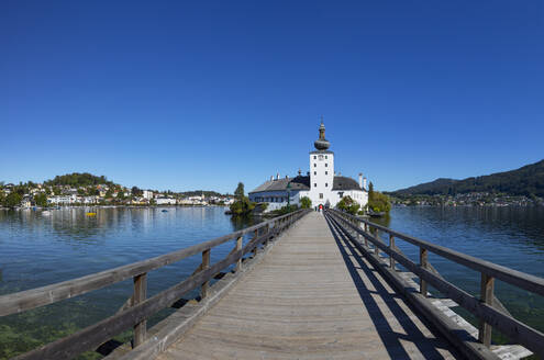 Österreich, Oberösterreich, Gmunden, Klarer Sommerhimmel über der Brücke, die zum Schloss Ort führt - WWF05693