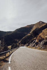 Leere Asphaltstraße im herbstlichen Gebirge, Andorra - ACPF00873