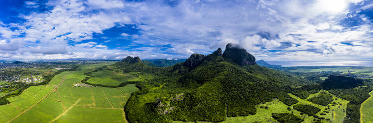 Mauritius, Black River, Blick aus dem Hubschrauber auf den Berg Rempart und die umliegende Landschaft im Sommer - AMF08667