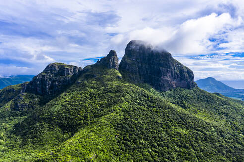 Mauritius, Black River, Blick aus dem Hubschrauber auf den Berg Rempart im Sommer - AMF08668