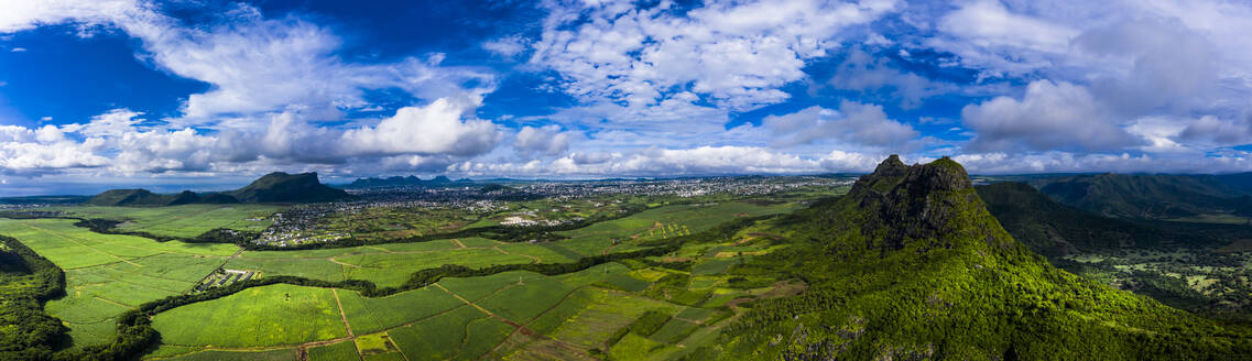 Mauritius, Black River, Flic-en-Flac, Blick aus dem Hubschrauber auf den Berg Rempart und die umliegende Landschaft im Sommer - AMF08670