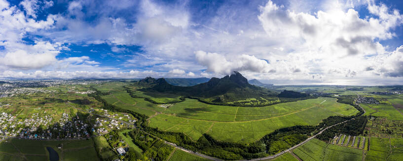 Mauritius, Black River, Flic-en-Flac, Blick aus dem Hubschrauber auf den Berg Rempart und die umliegende Landschaft im Sommer - AMF08671