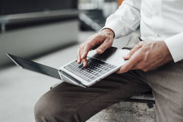 Männlicher Ingenieur mit Laptop in einer Fabrik - JOSEF02348