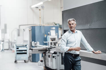 Nachdenklich dreinblickender männlicher Ingenieur in der Fertigungsindustrie - JOSEF02460