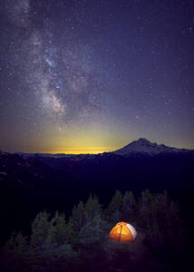 Ein Zelt steht unter der Milchstraße auf dem Gipfel eines Berges, Washington, USA - CAVF90238