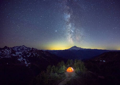 Ein Zelt steht unter der Milchstraße auf dem Gipfel eines Berges, Washington, USA - CAVF90239