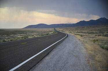 Verlassene Straße in der Wüste von Nevada mit Regen - CAVF90274