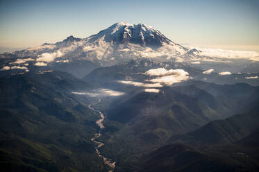 Mount Rainier aus einem Flugzeugfenster mit dramatischem Licht - CAVF90276