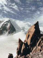 Nordwand des Mont Blanc du Tacul hinter Granitmauern - CAVF90317