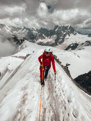 Junge Bergsteigerin auf schmalem Schneegrat über den Gletschern des Mt Blanc - CAVF90319