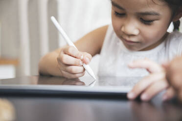 Kleines Mädchen mit Tablett und Stift lernt online zeichnen - CAVF90437